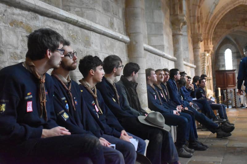 Des scouts en uniforme lors d'une célébration dans la basilique de Vézelay.